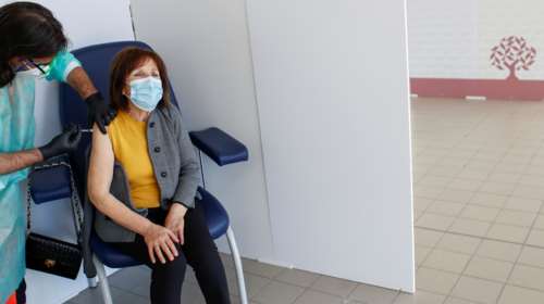 Η Johnson &amp; Johnson θα καθυστερήσει την παράδοση των εμβολίων στην ΕΕ μετά το στοπ των Αμερικανών