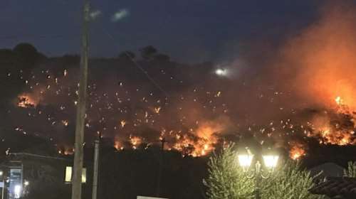 Πυρκαγιά στη Ζάκυνθο: Βελτιωμένη η εικόνα της φωτιάς - Σε επιφυλακή όλη νύχτα οι δυνάμεις πυρόσβεσης και Λιμενικό