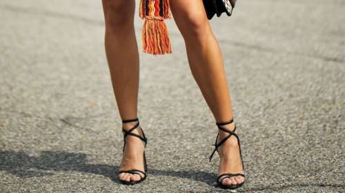 Αυτή είναι η πιο hot απόχρωση τώρα για τα πεντικιούρ του φετινού καλοκαιριού