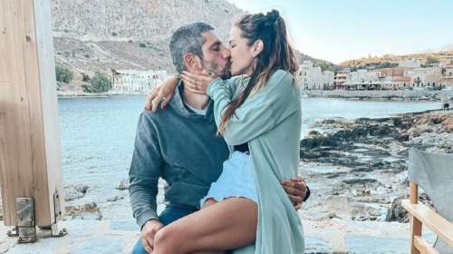 Εριέττα Κούρκουλου: Το look στα σοκάκια της Μυκόνου  - Χέρι χέρι με τον σύζυγό της, Βύρωνα Βασιλειάδη