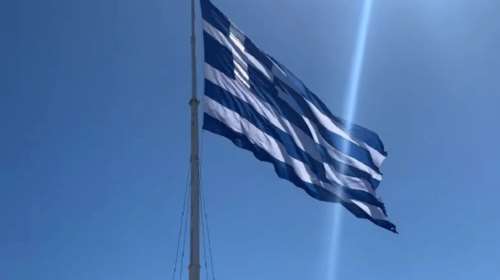 Η Χίος τιμά την 25η Μαρτίου: Μια τεράστια ελληνική σημαία υψώθηκε στο λιμάνι