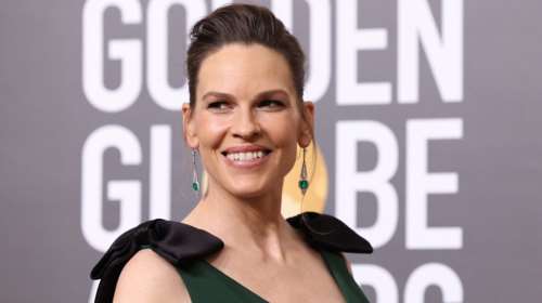 Χίλαρι Σουάνκ: Υπέρλαμπρη στο κόκκινο χαλί με Prada,Tiffany &amp; Co και τα δίδυμα στην κοιλιά