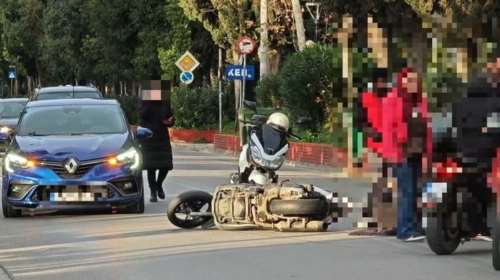 Ν. Φιλαδέλφεια: Τροχαίο στη Δεκελείας - Τραματίστηκε οδηγός μηχανής [βίντεο]