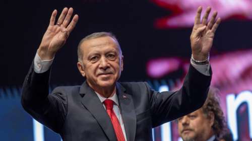 Τα &quot;παίζει όλα&quot; για τις εκλογές ο Ερντογάν: Έβγαλε στη σύνταξη 2,25 εκατ. Τούρκους- Κατέβασε το όριο κατά δύο χρόνια