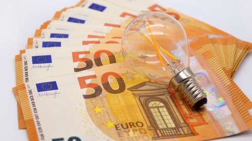 Χρωματιστά τιμολόγια: Ακόμα και στα 260 ευρώ τον χρόνο το όφελος από τη μείωση των τιμών στο ρεύμα