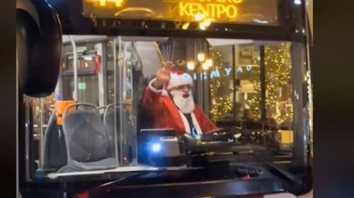 Θεσσαλονίκη: Ο πιο μερακλής οδηγός λεωφορείου- Ντύθηκε Άγιος Βασίλης και βγήκε για δρομολόγιο [βίντεο]