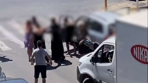 Χανιά: Έπαιξαν μπουνιές σε κεντρική διασταύρωση - Μια γυναίκα και ένας ιερέας προσπαθούν μάταια να τους ηρεμήσουν  [βίντεο]