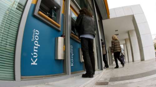 Η μεγαλύτερη τράπεζα της Κύπρου κλείνει τους λογαριασμούς των Ρώσων πολιτών της