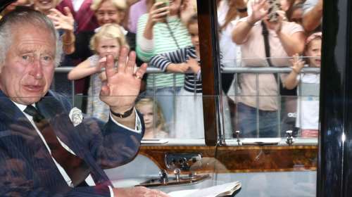 Βρετανία: Ο νέος βασιλιάς Κάρολος δάκρυσε έξω από το Μπάκιγχαμ ενώ τα πλήθη φώναζαν &#39;&#39;God save the King&#39;&#39; [εικόνες, βίντεο]