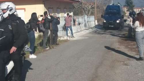 Δημήτρης Λιγνάδης: Η στιγμή της άφιξης στις φυλακές Τρίπολης - Σε απομόνωση ο σκηνοθέτης