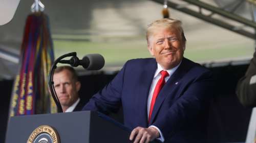 Τι συμβαίνει με την υγεία του Τραμπ - Το τρεμάμενο χέρι που προκάλεσε ερωτηματικά [βίντεο]