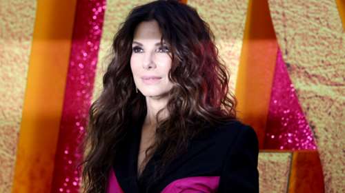 Σάντρα Μπούλοκ: Το ανδρόγυνο look στο κόκκινο χαλί με μαύρο κοστούμι και ενσωματωμένη κάπα