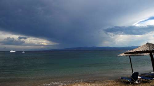 Φεύγει... το φθινόπωρο και επιστρέφει το καλοκαίρι - Τελευταία ημέρα κακοκαιρίας, πού θα εκδηλωθούν βροχές [χάρτες]