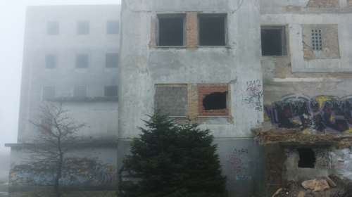 Το &quot;στοιχειωμένο&quot; σανατόριο της Πάρνηθας μέσα στην ομίχλη [εικόνες]