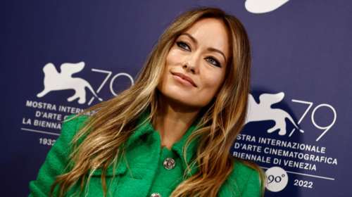 Ολίβια Γουάιλντ: Φόρεσε το τουίντ Chanel ταγιέρ με τον πιο μοντέρνο τρόπο - To σέξι τοπ και οι cowboy boots