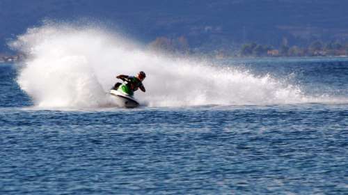 Χίος: Διακινητής με τζετ σκι έριξε τους μετανάστες στη θάλασσα για να ξεφύγει