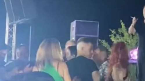 Έξαλλος ο Σταμάτης Γονίδης με μεθυσμένο σε πανηγύρι στην Κόρινθο: &quot;Βγάλτε τον έξω&quot; [βίντεο]