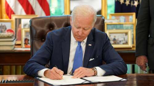 ΗΠΑ: Τρόπους για να προστατεύσει το δικαίωμα των γυναικών στην άμβλωση αναζητά ο Μπάιντεν