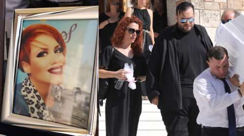 Τζίνα Ντρούλις: Θλίψη στην κηδεία της, τραγική φιγούρα ο αδελφός της - Το λευκό φέρετρο και οι μπομπονιέρες [Εικόνες]