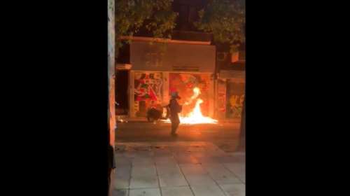 Επεισόδια στα Εξάρχεια: Μολότοφ και χημικά μετά την πορεία για τον τραυματισμό της 16χρονης [Βίντεο]