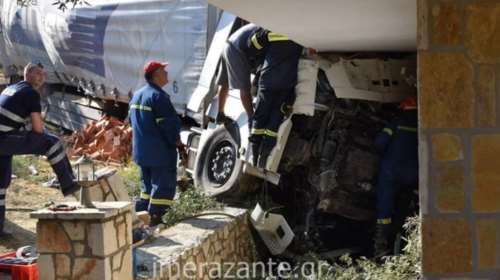 Ζάκυνθος: Φορτηγό καρφώθηκε σε σπίτι - Δύο τραυματίες [εικόνες]