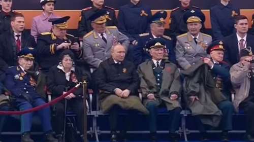 Πούτιν: Με κουβέρτα παρακολούθησε την παρέλαση στην Κόκκινη Πλατεία - Φούντωσαν πάλι οι φήμες για την υγεία του