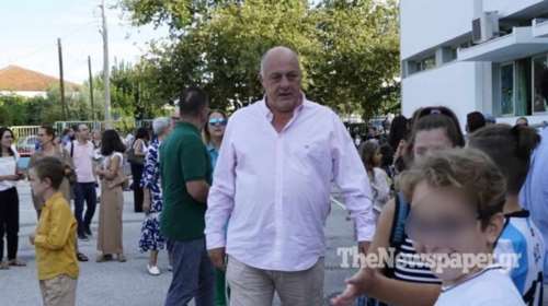 Ο Μπέος πέταξε στους μαθητές ανθοδέσμη στον αγιασμό [βίντεο]