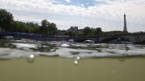 Ολυμπιακοί Αγώνες 2024: Εικόνες ντροπής με τις αθλήτριες να κολυμπούν στα βρόμικα νερά του Σηκουάνα [βίντεο]