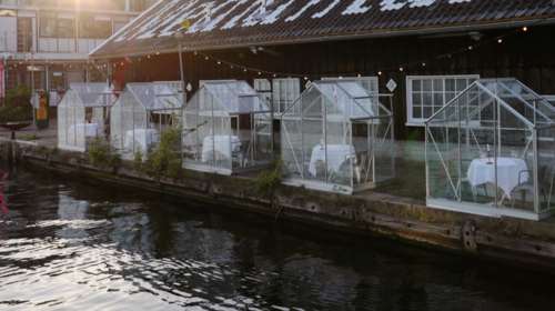 Και όμως δεν είναι εικόνες από το μέλλον: Ρομαντικά δείπνα σε... &quot;θερμοκήπια καραντίνας&quot; λόγω κορονοϊού