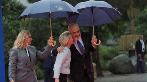 Το επικοινωνιακό σόου του Ράμα: Τα αθλητικά παπούτσια, οι αγκαλιές με τους ηγέτες και τα... ΑΙ μωρά [εικόνες - βίντεο]