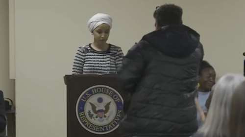 Μινεάπολη: Ανδρας ψέκασε με άγνωστη ουσία βουλευτή των Δημοκρατικών σε ομιλία της κατά της ICE [βίντεο]