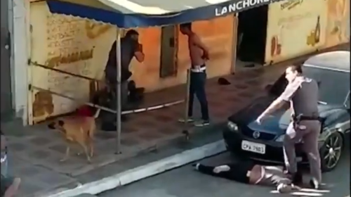Εικόνες &quot;Τζορτζ Φλόιντ&quot; από τη Βραζιλία: Αστυνομικός πατάει στο λαιμό μαύρη γυναίκα [Βίντεο]