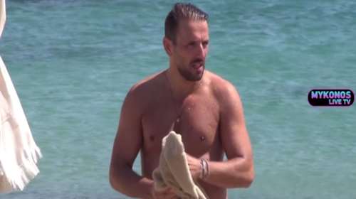 Νίκος Βέρτης: Χαλαρωτικές βουτιές στη Μύκονο - Με φίλους σε κοσμική παραλία [εικόνες, βίντεο]