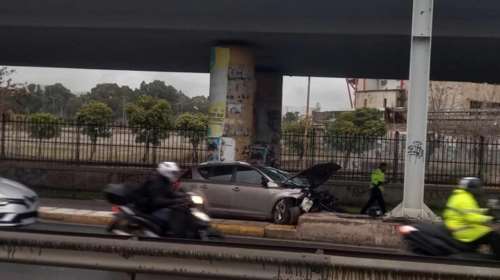 Σοβαρό τροχαίο στον Πειραιά: Αυτοκίνητο προσέκρουσε σε κολόνα - Χωρίς τις αισθήσεις του ο οδηγός [βίντεο]