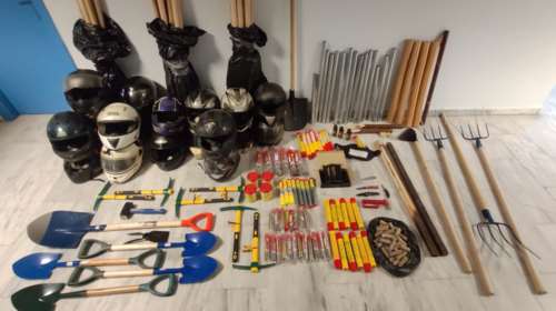 &quot;Οπλοστάσιο&quot; σε Σύνδεσμο του ΠΑΟΚ στη Θεσσαλονίκη: Σουγιάδες, κράνη, φτυάρια, σφυριά και ρόπαλα