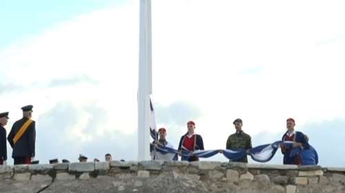 Έπαρση της σημαίας στον ιερό βράχο της Ακρόπολης για τη Γιορτή των Ενόπλων Δυνάμεων [βίντεο]