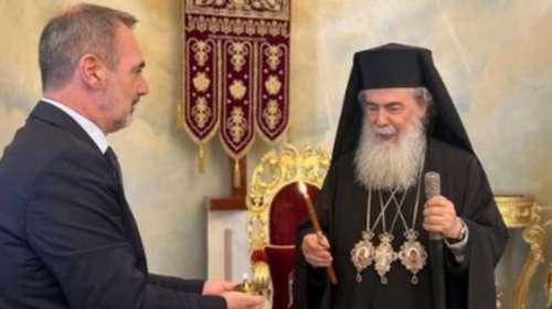 Το Αγιο Φως παραδόθηκε στην ελληνική αποστολή - Σε κλίμα κατάνυξης και λαμπρότητας