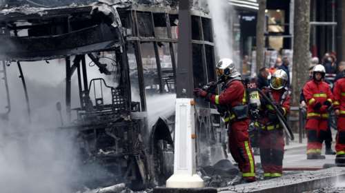 Συναγερμός στο Παρίσι: Ισχυρή έκρηξη κοντά στη Νοτρ Νταμ - Στις φλόγες λεωφορείο [Εικόνες - Βίντεο]