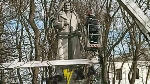 Το Κίεβο κατέβασε άγαλμα Σοβιετικού στρατηγού που απελευθέρωσε την πόλη από τους ναζί [βίντεο]