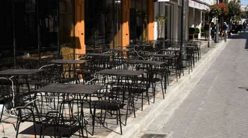 Τα &quot;κορονο-πάρτι&quot; στις πλατείες φρενάρουν την επίσπευση του ανοίγματος σε εστίαση και πολυκαταστήματα