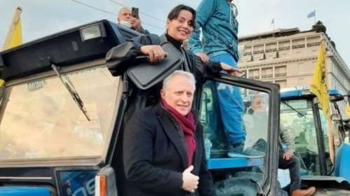 Σύνταγμα: Ολοι οι βουλευτές ήθελαν μια φωτογραφία πάνω στα τρακτέρ- Η Μαρίνα Κοντοτόλη και ο σύντροφός της Ραγκούσης επίσης