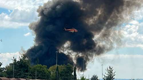 Φωτιά στη Σίνδο: Ενισχύθηκαν οι πυροσβεστικές δυνάμεις στην εταιρεία ανακύκλωσης - &quot;112&quot; για πυκνούς καπνούς