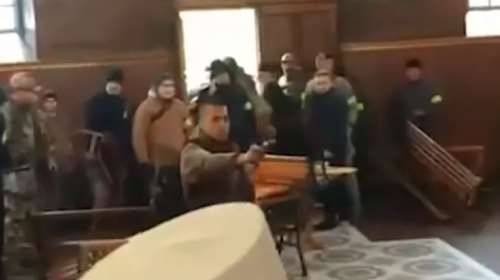 Ουκρανία: Ξύλο σε ναό μεταξύ οπαδών της ανεξάρτητης ουκρανικής εκκλησίας και πιστών της εκκλησίας της Μόσχας [βίντεο]
