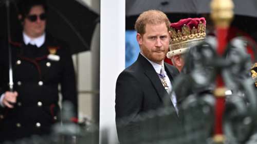 &quot;Βαρέθηκα&quot;: Τι έλεγε ο πρίγκιπας Χάρι την ώρα της στέψης του πατέρα του - Ειδικός διάβασε τα χείλη του
