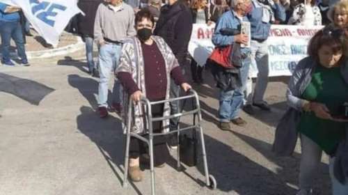 Η Αλέκα Παπαρήγα πήγε στην πορεία με το "πι" και το Twitter υποκλίνεται - "Όταν οι ιδέες νικούν το σώμα"