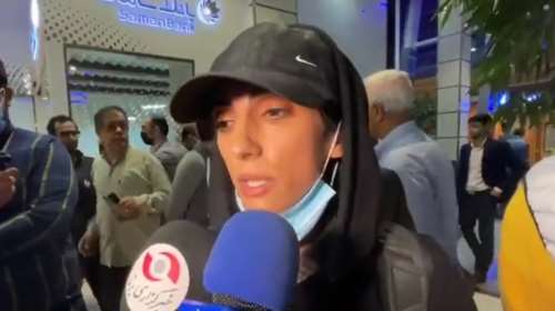 Ιράν: Αποθέωση στην Τεχεράνη για την αθλήτρια Ελνάζ Ρεκαμπί - Συμμετείχε σε αγώνες χωρίς μαντήλα [βίντεο]