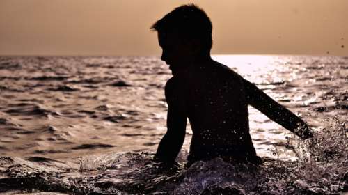 &quot;Μην αφήνετε τα παιδιά από τα μάτια σας&quot; στη θάλασσα: Τα λάθη που κάνουν οι γονείς - Στα ρηχά οι πιο πολλοί πνιγμοί