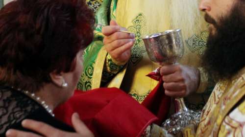 Ορθόδοξη εκκλησία Ρουμανίας: Με πλαστικό κουταλάκι μιας χρήσεως η μετάληψη