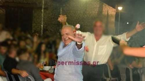 Κορονο-πάρτι στην Αλίαρτο: &quot;Δεν σηκώθηκα από το τραπέζι&quot;, λέει ο βουλευτής Ανδρέας Κουτσούμπας (ΝΔ) - Φωτογραφία που χορεύει