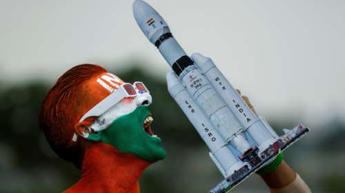 Η Ινδία πήγε στο φεγγάρι: Για πρώτη φορά ινδικό διαστημόπλοιο προσεληνώθηκε στον ανεξερεύνητο Νότιο Πόλο της Σελήνης